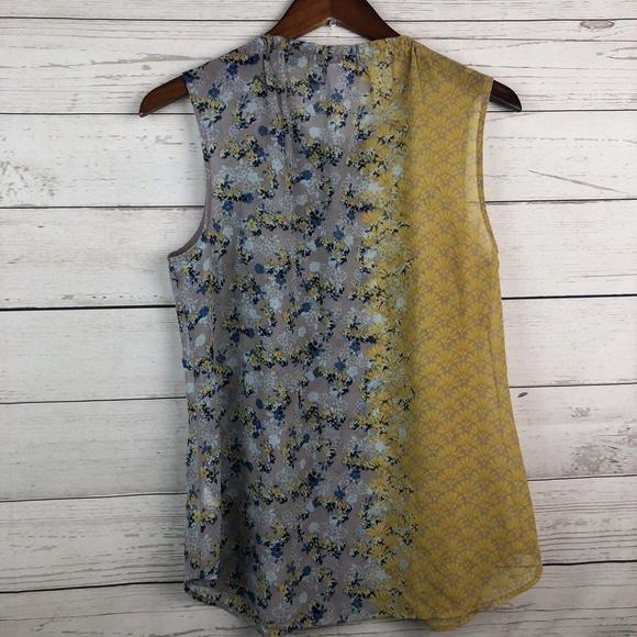 Cabi #5331 50/50 Sleeveless Button Floral Blouse - Picture 3 of 6